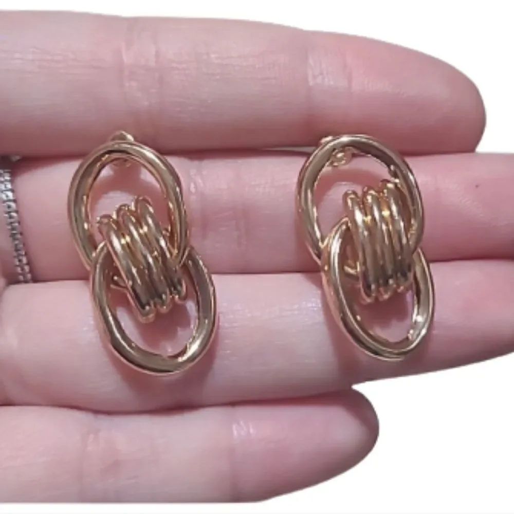 ♡♡♡ Oversized  Chain Link Statement Earring in Gold Tone